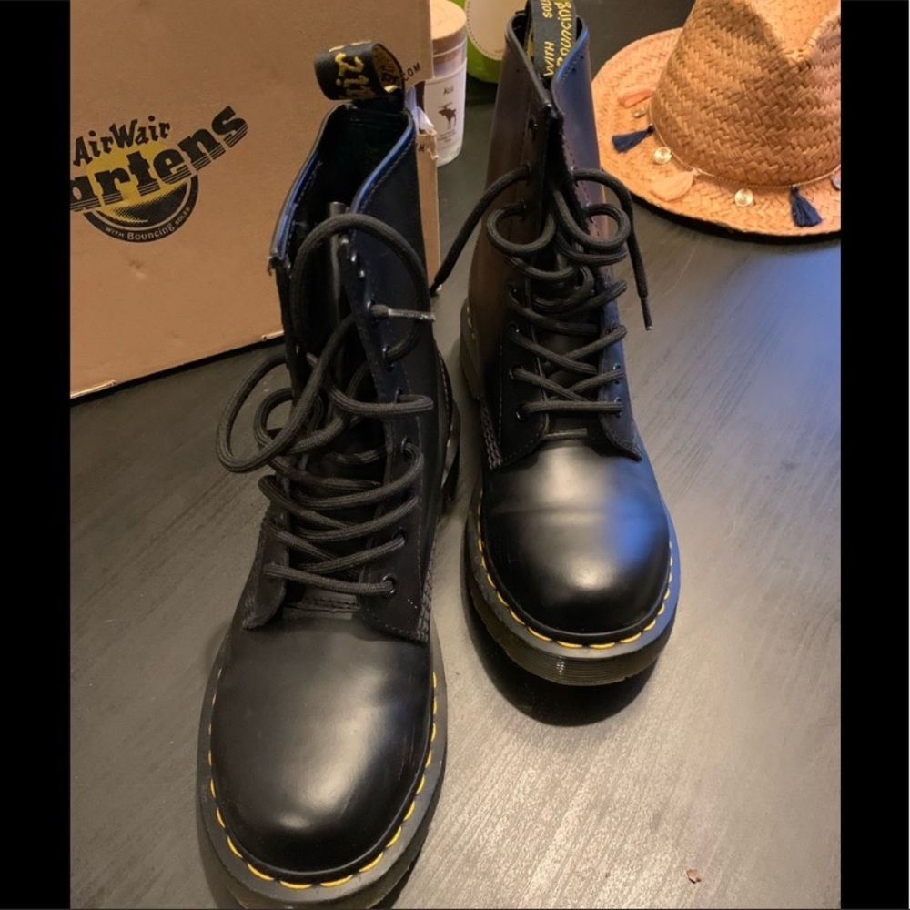 ❤️Dr. Martens 1460 smooth black leather boots ❤️ I did not wear